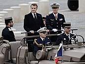 Náelník generálního tábu francouzské armády Fabien Mandon po boku prezidenta...