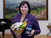 Perovská spisovatelka Lenka Chalupová s cenou msta