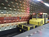 Pracovní vlak v noci srazil ve stanici metra Muzeum údrbáe a tce ho zranil....