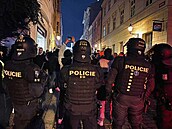 Policie eskortuje fanouky Freiburgu, kteí ped zápasem posprejovali kanu v...