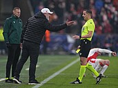 Slávistický trenér Jindich Trpiovský diskutuje s rozhodím Rumasem bhem...