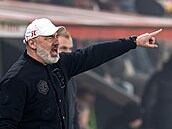 Slávistický kou Jindich Trpiovský bhem utkání se Slováckem.