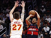 C. J. McCollum (3) z Washington Wizards stílí v zápase s Atlanta Hawks, brání...
