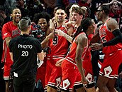 Basketbalisté Chicago Bulls slaví vítznou trojku Nikoly Vuevie (9) v hale...