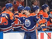David Tomáek (86) slaví gól se spoluhrái z Edmonton Oilers.