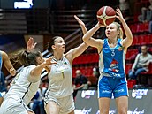 Elizabete Bulaneová z Trutnova stílí na chomutovský ko, brání ji Adéla...