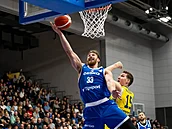 eský pivot James Kárník zakonuje na ko védska pes Mattiase Markussona.