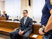 Bývalý vojenský léka a pedagog elí obalob ze znásilnní osmi en, hlavn...