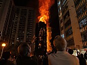 Rozsáhlý poár zachvátil obytný komplex v severní ásti Hongkongu. Vyádal si...