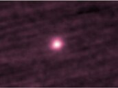 Snímek, který zachycuje mezihvzdnou kometu 3I/ATLAS, je sloený z fotografií...