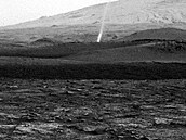 Prachový vír na Marsu oznaovaný jako raráek, který zaznamenal rover Curiosity...