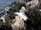 ást trupu letounu McDonnell Douglas z letu 1308 zaklínná mezi skálami na...