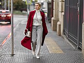 Stylov obleená ena v kabát barvy burgundy.