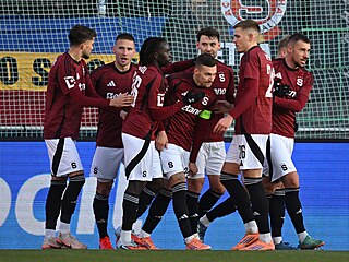 Spar�an�tí fotbalisté se radují z prom�n�né penalty Luká�e Haraslína.