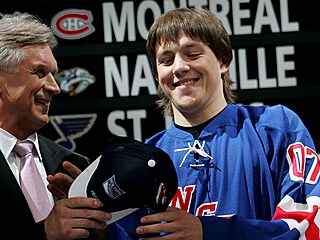 Alexej �erepanov v barvách NY Rangers coby �íslo 17 draftu do NHL v roce 2007