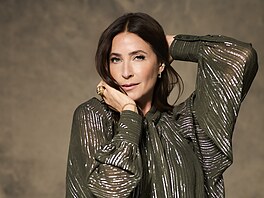 Tmavé kalhoty a pr�svitná bl�za s t�pytivými prou�ky jsou recept na úsp�ch....