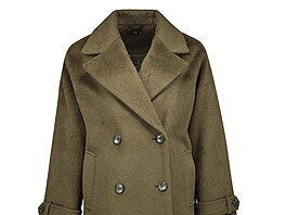 Dlouhý kabát s elegantním dvou�adovým zapínáním. Cena 1599 K�
