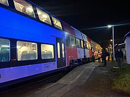 Mladík v �erno�icích uvázl ve dve�ích osobního vlaku, který ho následn� n�kolik...