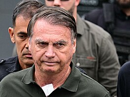 Bývalý brazilský prezident Jair Bolsonaro opou�tí nemocnici. (14. zá�í 2025)
