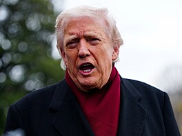 Americký prezident Donald Trump hovo�í s médii v zahrad� Bílého domu ve...