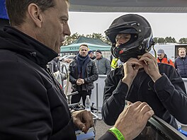 Radek Bucha, spolujezdec Filipa Mare�e pomáhá prezidentovi do závodního...