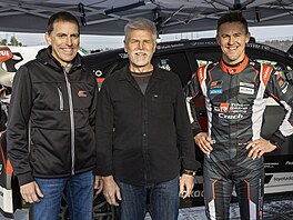 Petr Pavel (uprost�ed) se sout�ní posádkou Radek Bucha (vlevo) a Filip Mare�...