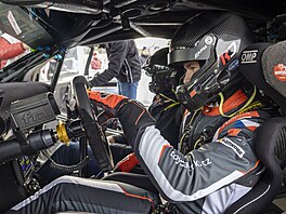 Filip Mare� se p�ipravuje na jízdu s Petrem Pavlem.