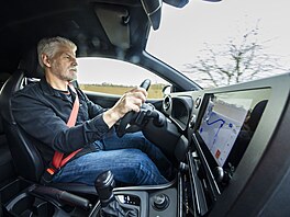 Cestu na motoristickou akci si u�il Petr Pavel za volantem,