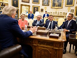 Donald Trump rozmlouvá s evropskými lídry v oválné pracovn� p�i projednávání...