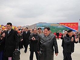 Kim �ong-un se prochází po areálu nov� otev�ené elektrárny v provincii Kangwon....