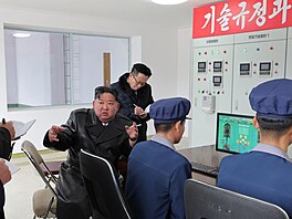 Kim �ong-un si zapálil cigaretu uvnit� nov� otev�ené elektrárny v provincii...