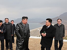Kim �ong-un se prochází po areálu nov� otev�ené elektrárny v provincii Kangwon....