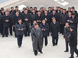 Kim �ong-un se prochází po areálu nov� otev�ené elektrárny v provincii Kangwon....