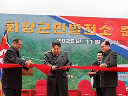 Kim �ong-un slavnostn� otevírá novou elektrárnu v provincii Kangwon. (21....