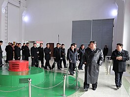 Kim �ong-un se prochází po areálu nov� otev�ené elektrárny v provincii Kangwon....