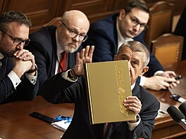 P�edseda ANO Andrej Babi� na mimo�ádné sch�zi Sn�movny k tomu, jak bude �e�it...