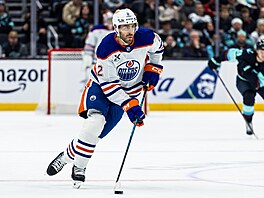 Obránce Edmontonu Evan Bouchard vede puk v první t�etin� zápasu proti Seattlu...