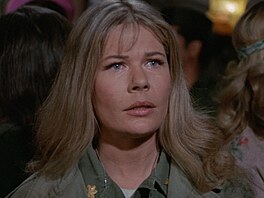 Loretta Switová jako major Houlihanová v prvním díle kultovního seriálu M.A.S.H.