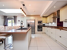 V kuchyni je vestav�ná americká lednice, trouba a mikrovlnka.