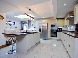 Nechybí barový pult se d�ezem a snída�ovou �ástí s barovými �idlemi.  