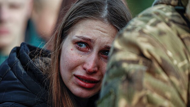 Irpi�. Poh�eb t�� dobrovoln�k� ukrajinsk� Teritori�ln� obrany, kte�� zahynuli p�i rusk�m �toku na Kyjev a jejich� ostatky byly ned�vno identifikov�ny. (25. listopadu 2025)  