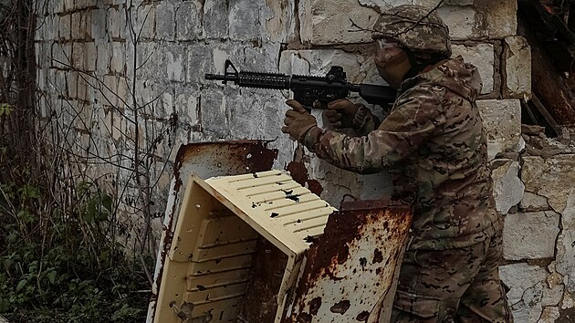 Ukrajinsk� voj�k b�hem vojensk�ho v�cviku v Charkovsk� oblasti (25. listopadu 2025)