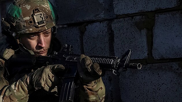 Ukrajinsk� voj�k b�hem vojensk�ho v�cviku v Charkovsk� oblasti (25. listopadu 2025)