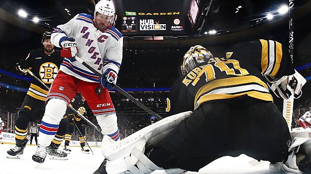 J.T. Miller z NY Rangers p�ed brank��em Bostonu Joonasem Korpisalem.