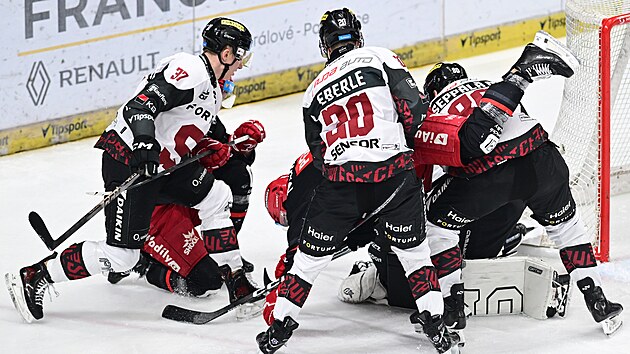 Hradec vs. Sparta. Mela p�ed brankou host�