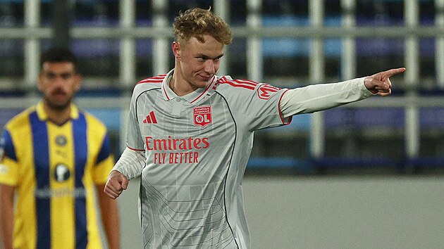 Adam Karabec z Lyonu se raduje z g�lu na h�i�ti Maccabi Tel Aviv.