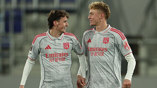 Adam Karabec (vpravo) a Tyler Morton z Lyonu se raduj� z g�lu.