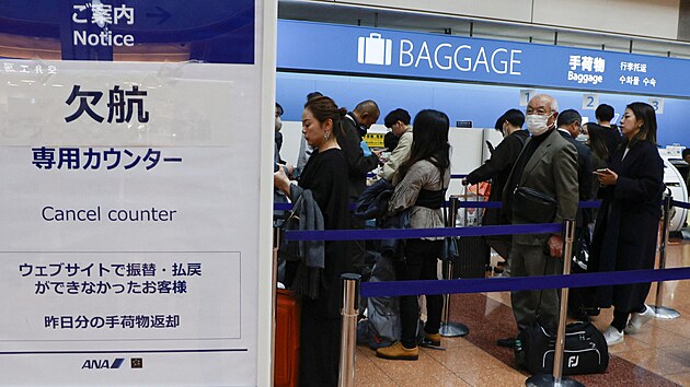 Fronty na tokijsk�m leti�ti Haneda, kde se ru�� lety kv�li probl�m�m dopravn�ch letadel Airbus A320. (29. listopadu 2025)