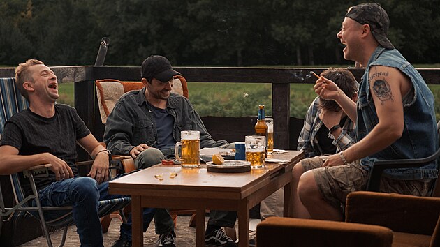 Hlavn postava Lupyn (druh zleva) a jeho kumpni.