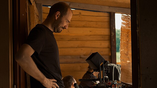 Reisr Ondej Hudeek dokonil celoveern lupiskou komedii Poberta, kter se odehrv v jeho rodn jihomoravsk Strnci.